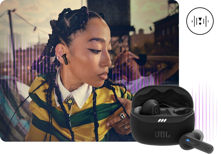 블랙 색상의 이어버드를 착용한 여성이 춤을 추고 있습니다. 오른쪽 하단에는 블랙 색상의 케이스와 이어버드가 보이며, 그 뒤로는 음향효과가 보입니다.