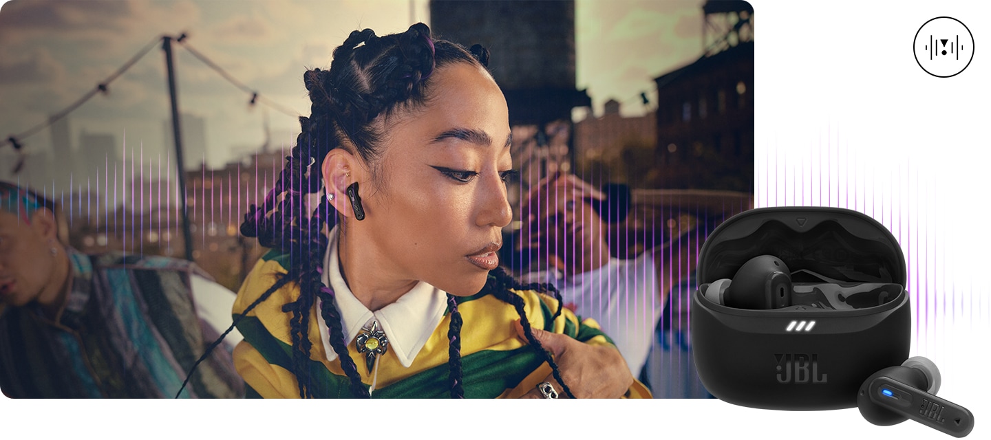 블랙 색상의 이어버드를 착용한 여성이 춤을 추고 있습니다. 오른쪽 하단에는 블랙 색상의 케이스와 이어버드가 보이며, 그 뒤로는 음향효과가 보입니다.