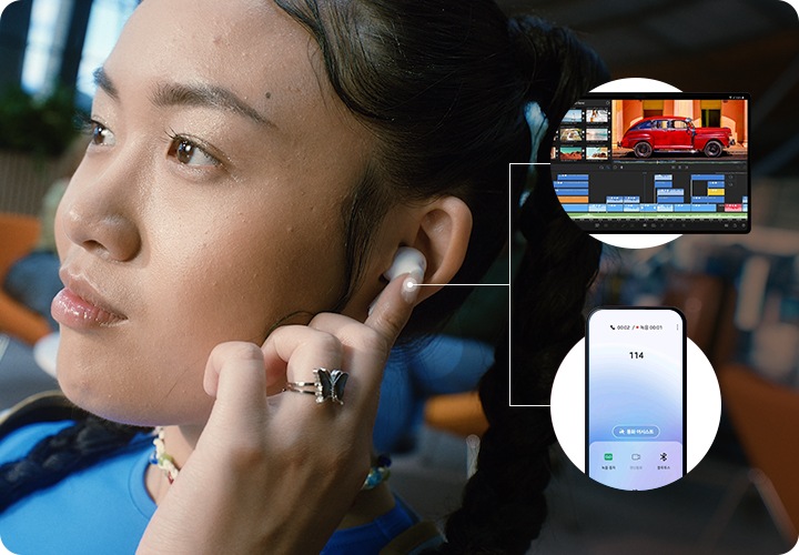 이어버드를 착용한 여성이 귀를 만지고 있습니다. 여성 오른쪽에는 태블릿과 스마트폰이 동시에 연결되어 있는 듯한 모습으로 선이 표시되어 있습니다.