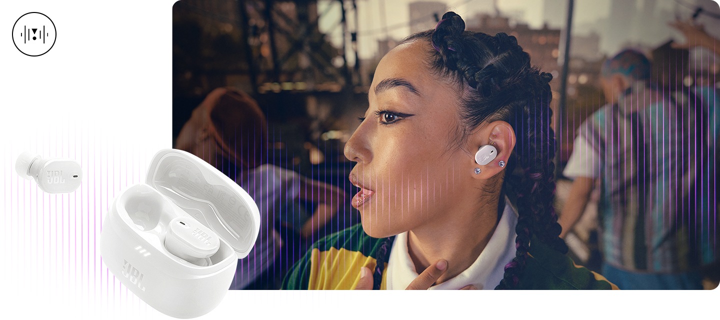 화이트 색상의 이어버드를 착용한 여성이 춤을 추고 있습니다. 왼쪽 하단에는 화이트 색상의 케이스와 이어버드가 보이며, 그 뒤로는 음향효과가 보입니다.