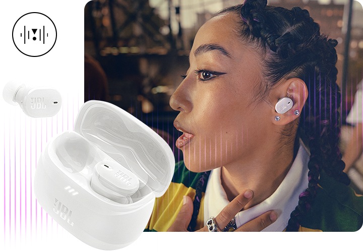 화이트 색상의 이어버드를 착용한 여성이 춤을 추고 있습니다. 왼쪽 하단에는 화이트 색상의 케이스와 이어버드가 보이며, 그 뒤로는 음향효과가 보입니다.