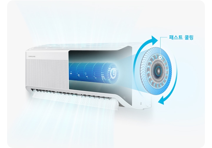작동중인 벽걸이 에어컨이 보여지고 에어컨 절반이 내부가 보여지며 패스트 쿨링이 되는 듯한 모습이 보여집니다.