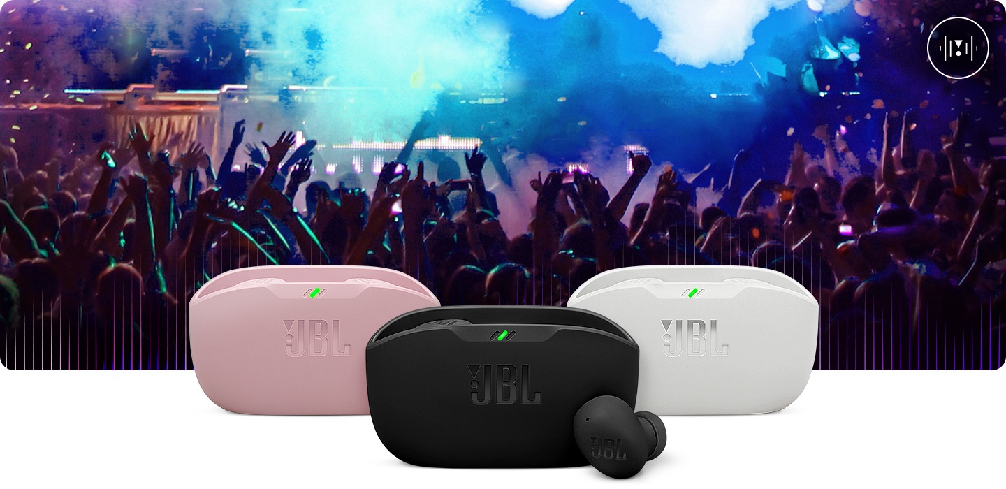 공연장에서 환호하는 사람들 앞에 블랙, 화이트, 핑크 색상의 제품이 놓여 있습니다.