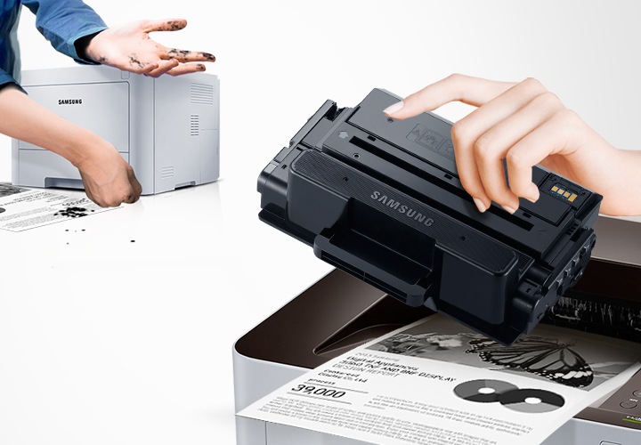 삼성 정품 토너가 고장 없이 안전함을 보여주는 컷으로서, 좌측에 비정품 토너를 사용한 프린터는 토너가 고장이 났고, 우측에 삼성 정품 토너를 사용한 프린터는 고장없이 출력물이 보이고 있습니다.