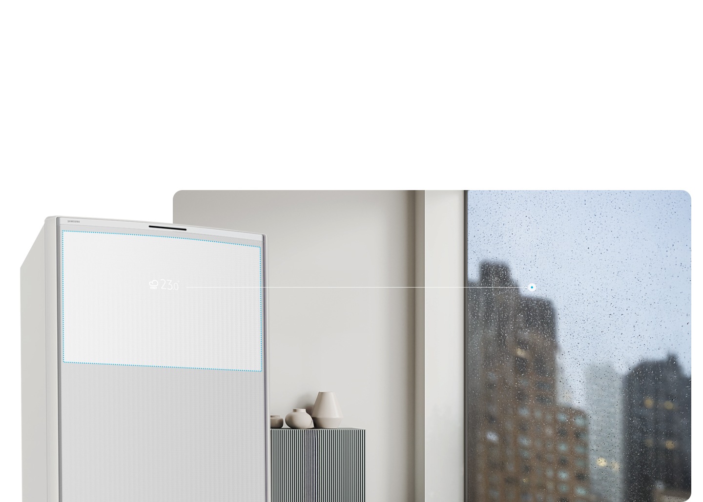 거실의 창가쪽으로 보여지는 공간에 우측엔 통창이 보여지며 창문 밖에 비가 와 습한 모습이 보여집니다. 좌측에 무풍콤보 갤러리 에어컨이 보여지며, 에어컨 디스플레이의 현재 창밖의 날씨와 온도가 보여지는 모습이 보여집니다.