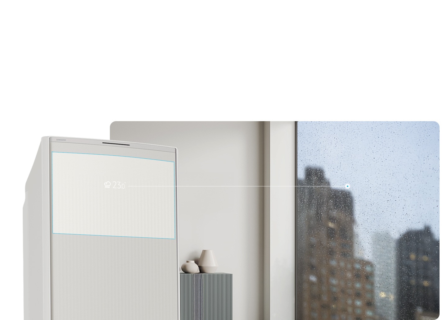 거실의 창가쪽으로 보여지는 공간에 우측엔 통창이 보여지며 창문 밖에 비가 와 습한 모습이 보여집니다. 좌측에 무풍콤보 갤러리 에어컨이 보여지며, 에어컨 디스플레이의 현재 창밖의 날씨와 온도가 보여지는 모습이 보여집니다.