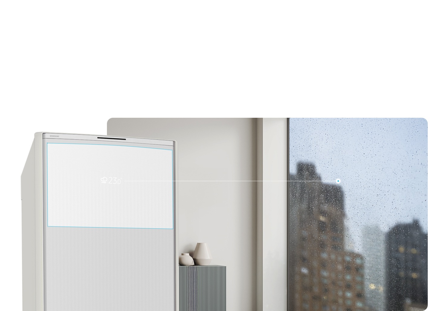 거실의 창가쪽으로 보여지는 공간에 우측엔 통창이 보여지며 창문 밖에 비가 와 습한 모습이 보여집니다. 좌측에 무풍콤보 갤러리 에어컨이 보여지며, 에어컨 디스플레이의 현재 창밖의 날씨와 온도가 보여지는 모습이 보여집니다.