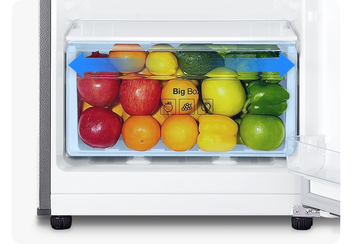 냉장고 내상 하단 빅박스에 과일과 채소가 가득 들어있는 연출된 이미지 입니다.