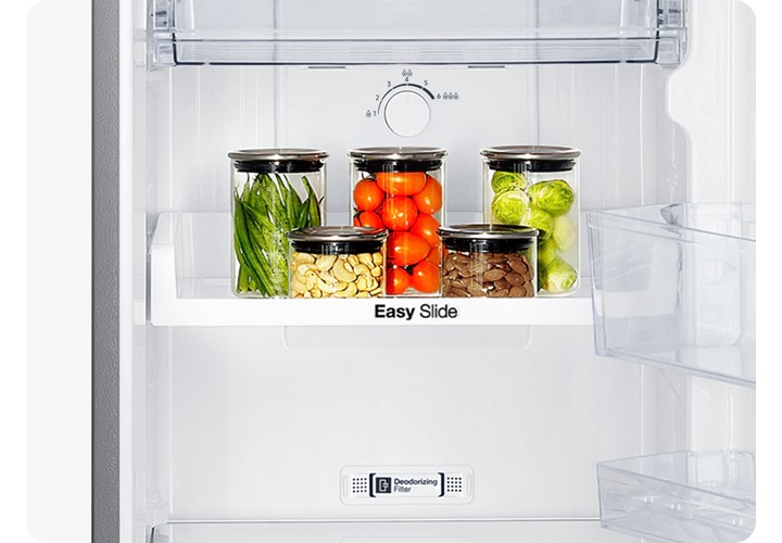 냉장고 내상 이지 슬라이드 선반 위에 다양한 식재료가 들어있는 유리병이 놓여있는 연출 이미지 입니다.