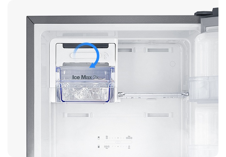 냉장고 내상 아이스 메이커 부분에 얼음이 들어있는 연출된 이미지 입니다. 손잡이 부분에 파란색 시계방향 화살표가 표시되어 있습니다.