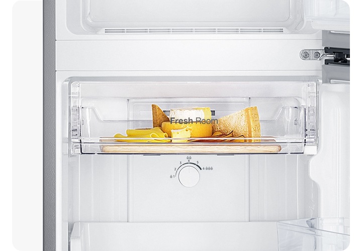 냉장고 내상 Fresh Room 부분에 다양한 치즈가 들어있는 연출된 이미지 입니다.