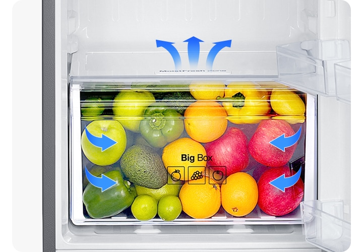 냉장고 내상 자연야채실 부분에 다양한 과채류가 들어있는 연출된 이미지 입니다. 박스 내상과 상단에 파란색 화살표가 표시되어 있습니다.