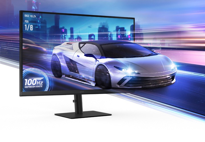 모니터 화면 속에서 자동차 이미지가 마치 실제로 움직이는 것처럼 생동감 있게 표현되어 있습니다. 자동차가 화면을 가로질러 질주하는 듯한 느낌을 주며, 이를 더욱 극적으로 만들기 위해 속도감 있는 연출이 가미되었습니다.