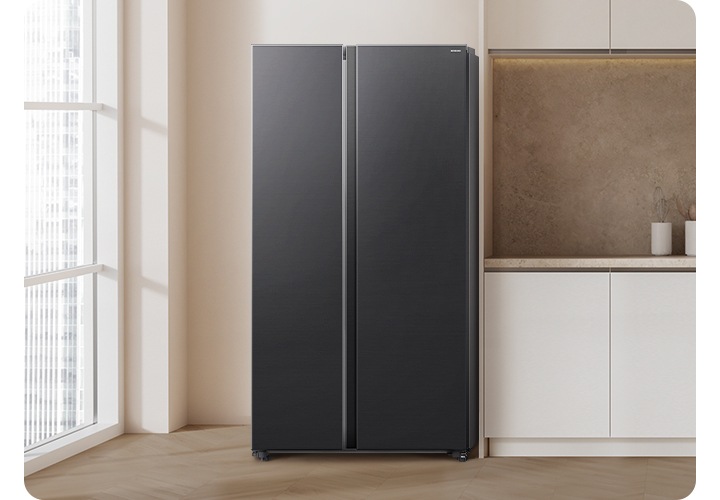 연한 베이지&우드 톤의 주방 인테리어컷 입니다. 연한 베이지톤 상하부장 좌측에 양문형 냉장고가 설치되어 있고 냉장고 좌측으로는 통창이 보여지는 연출된 이미지 입니다.