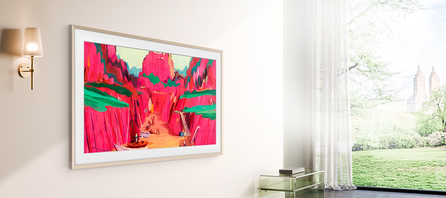 벽에 TV가 설치되어 있으며 화면에는 명화가 보입니다. 오른쪽 하단 테이블에는 무선 원 커넥트 박스가 놓여 있습니다.