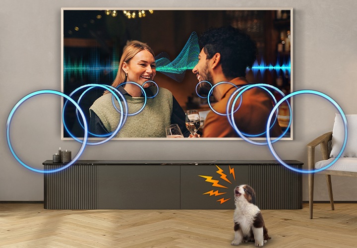 TV 화면 속에는 연인이 대화하고 있으며, 연인 뒤와 앞으로는 사운드를 표현하는 음파 파동이 보입니다. TV 앞에는 강아지가 앉아서 짖고 있습니다.