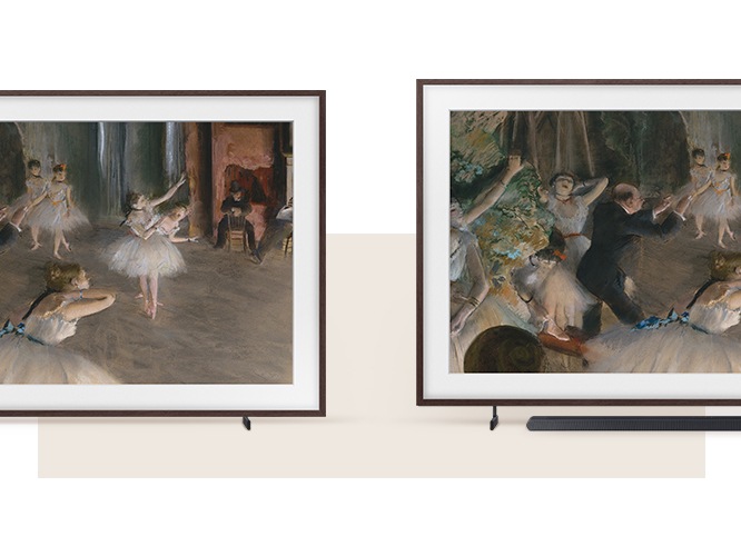 왼쪽에는 스탠드 높이가 낮게 되어있으며, 오른쪽에는 스탠드 높이가 높으면 TV 하단에 사운드바가 놓여 있습니다.