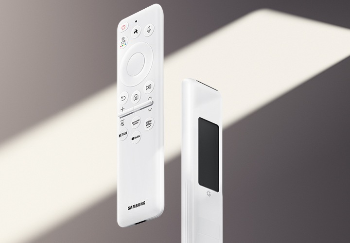 솔라셀 리모트의 정면과 후면이 교차하는 느낌으로 보여지고 있습니다.