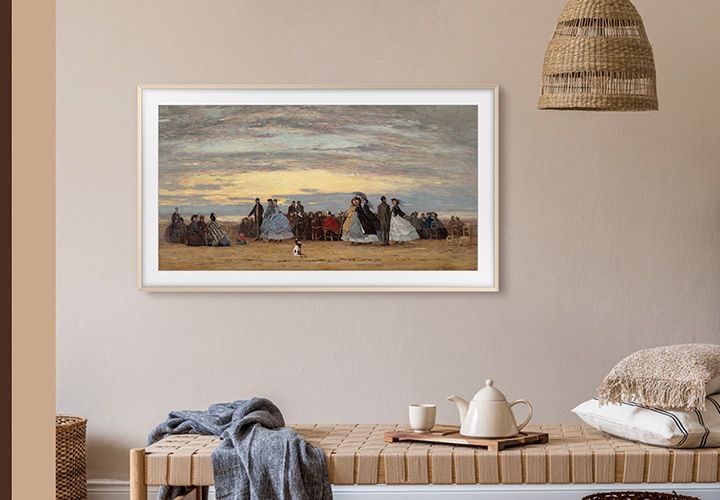 벽에 TV가 설치되어 있으며 TV에는 샌드골드 베젤이 설치되어 있습니다. 화면에는 명화가 보입니다.