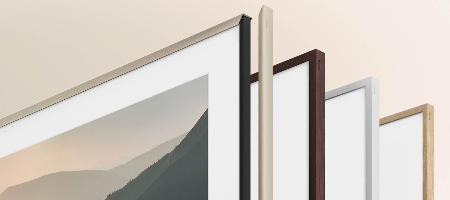 앞에서부터 챔퍼 샌드골드 베젤, 플랫 브라운 베젤, 플랫 화이트 베젤, 플랫 티크 베젤 색상의 베젤이 설치된 TV의 우측 상단 확대 컷이 보입니다.