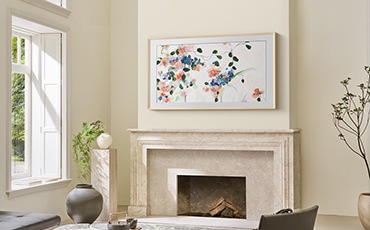 벽에 TV가 설치되어 있으며, 화면에는 명화가 보입니다.