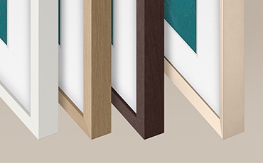 앞에서부터 플랫 화이트 베젤, 플랫 티크 베젤, 플랫 브라운 베젤, 챔퍼 샌드골드 베젤이 설치된 TV의 우측 하단 확대 컷이 보입니다.