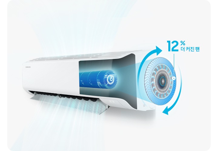 작동중인 벽걸이 에어컨이 보여지고 에어컨 절반이 내부가 보여지며 패스트 쿨링이 되는 듯한 모습이 보여집니다.