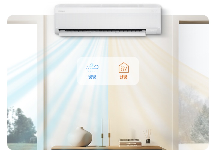 거실로 보여지는 공간에 좌우 통으로 되어 밖같의 날씨가 보여지고 좌측은 푸르른 나무와 바람이 상단에 에어컨에서 냉방이 나오는듯한 모습이 보여지고 우측 창밖엔 겨울인 듯한 풍경에 상단 에어컨에서 따듯한 온풍이 나오는 듯한 형상이 보여집니다.