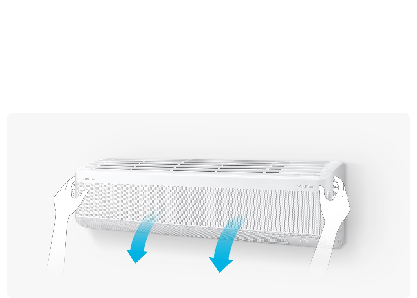 거실의 한쪽 공간으로 보여지는 곳에 벽걸이 에어컨이 상단에 설치되어 작동하는 모습이 보여지고 그아래 일인용 쇼파 2개와  사람의 모형을 한 그림이 통화를 하는 듯이 보입니다. 에어컨 전원은 on 상태로 보여집니다.