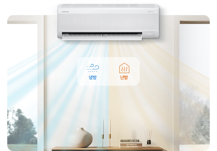 거실로 보여지는 공간에 좌우 통으로 되어 밖같의 날씨가 보여지고 좌측은 푸르른 나무와 바람이 상단에 에어컨에서 냉방이 나오는듯한 모습이 보여지고 우측 창밖엔 겨울인 듯한 풍경에 상단 에어컨에서 따듯한 온풍이 나오는 듯한 형상이 보여집니다.