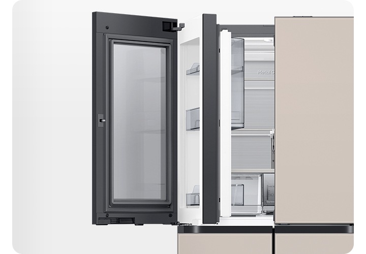 냉장고 좌측 상단 푸드쇼케이스가 열려있는 이미지 입니다.