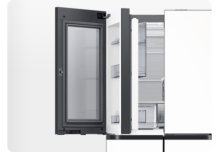 냉장고 좌측 상단 푸드쇼케이스가 열려있는 이미지 입니다.