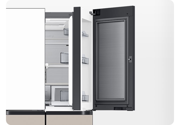 냉장고 우측 상단 푸드 쇼케이스가 열려있는 이미지 입니다.