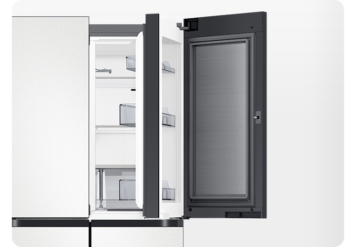 냉장고 우측 상단 푸드 쇼케이스가 열려있는 이미지 입니다.