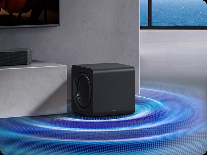 장식장 오른쪽에 서브 우퍼가 설치되어 있으며 음향효과가 나오고 있습니다.