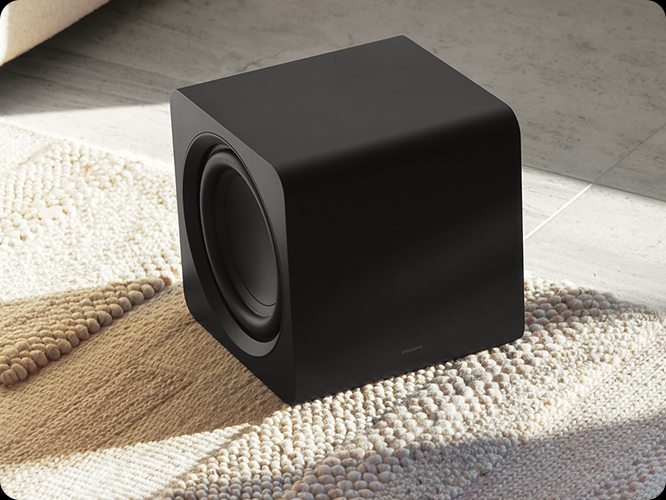 바닥에 서브 우퍼가 놓여 있습니다.