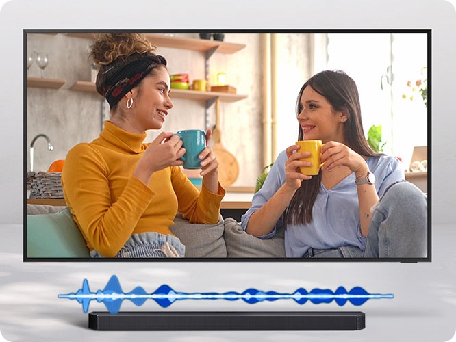 TV에 여성 두명이 대화하는 화면이 보입니다. 하단에는 사운드바 그래픽효과가 보입니다.