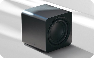 서브 우퍼가 바닥에 놓여 있습니다.