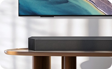테이블 위에 사운드바가 놓여 있습니다.