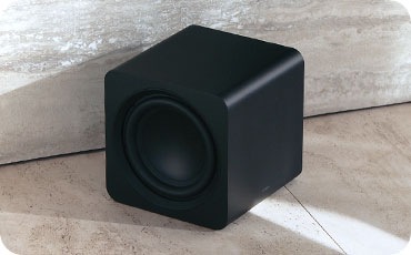 서브 우퍼가 바닥에 놓여 있습니다.