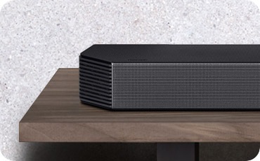 테이블 위에 사운드바가 놓여 있습니다.