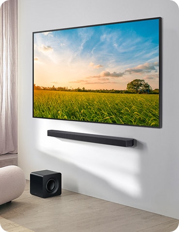 벽에 TV와 사운드바가 설치되어 있으며, 바작에 서브 우퍼가 설치되어 있습니다.