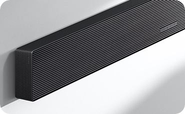 벽에 사운드바가 설치되어 있습니다.