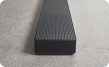 바닥에 사운드바가 놓여 있습니다.