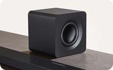 장식장 위에 서브 우퍼가 설치되어 있습니다.