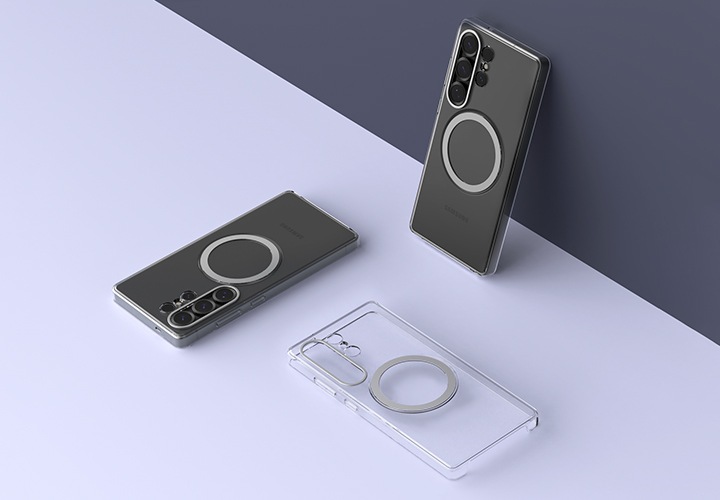 클리어 마그넷 케이스와 클리어 마그넷 케이스를 장착한 단말이 바닥에 놓여있고, 또 다른 클리어 마그넷 케이스를 장착한 단말이 벽에 기대어 있습니다.