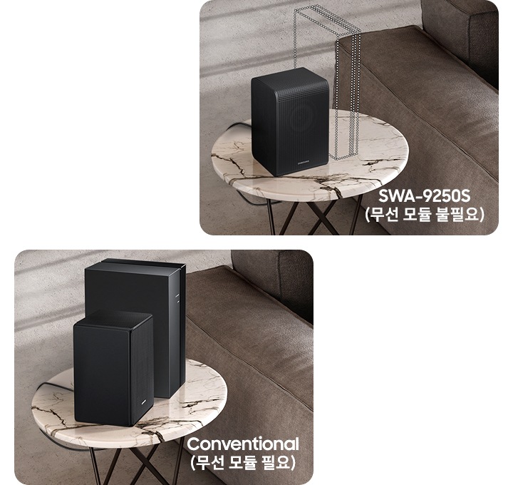 왼쪽에는 SWA-9250S가 아닌 리어스피커가 스탠드 위에 놓여 있으며, 옆에는 무선 모듈이 함께 놓여 있습니다. 오른쪽에는 SWA-9250S가 스탠드에 놓여 있습니다.