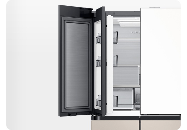 냉장고 좌측 상단 푸드쇼케이스가 열려있는 이미지 입니다.