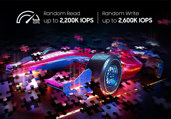 위에서 퍼즐이 내려오며 스포츠카 그림을 만들어내는 모습이 보이고 있습니다. 이미지의 상단에는 최대 2,200K/2,600K의 임의 읽기/쓰기 속도를 보여주는 텍스트가 보이고 있습니다.