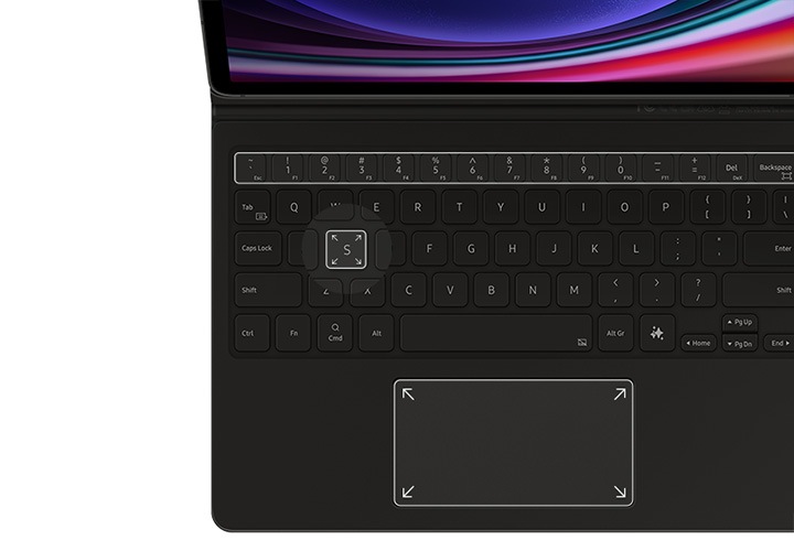 키캡, 기능 키, 트랙패드 안에 바깥을 향하는 화살표들이 표시되어 각각의 넓은 크기를 강조하는 이미지가 보이고 있습니다.